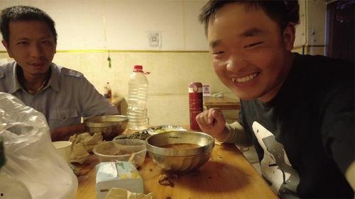 云南傈僳小伙吃瓜事件
