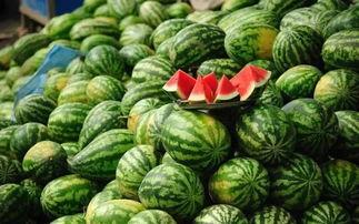 武汉路人吃瓜事件真相是真的吗,真相揭秘，还原事件始末